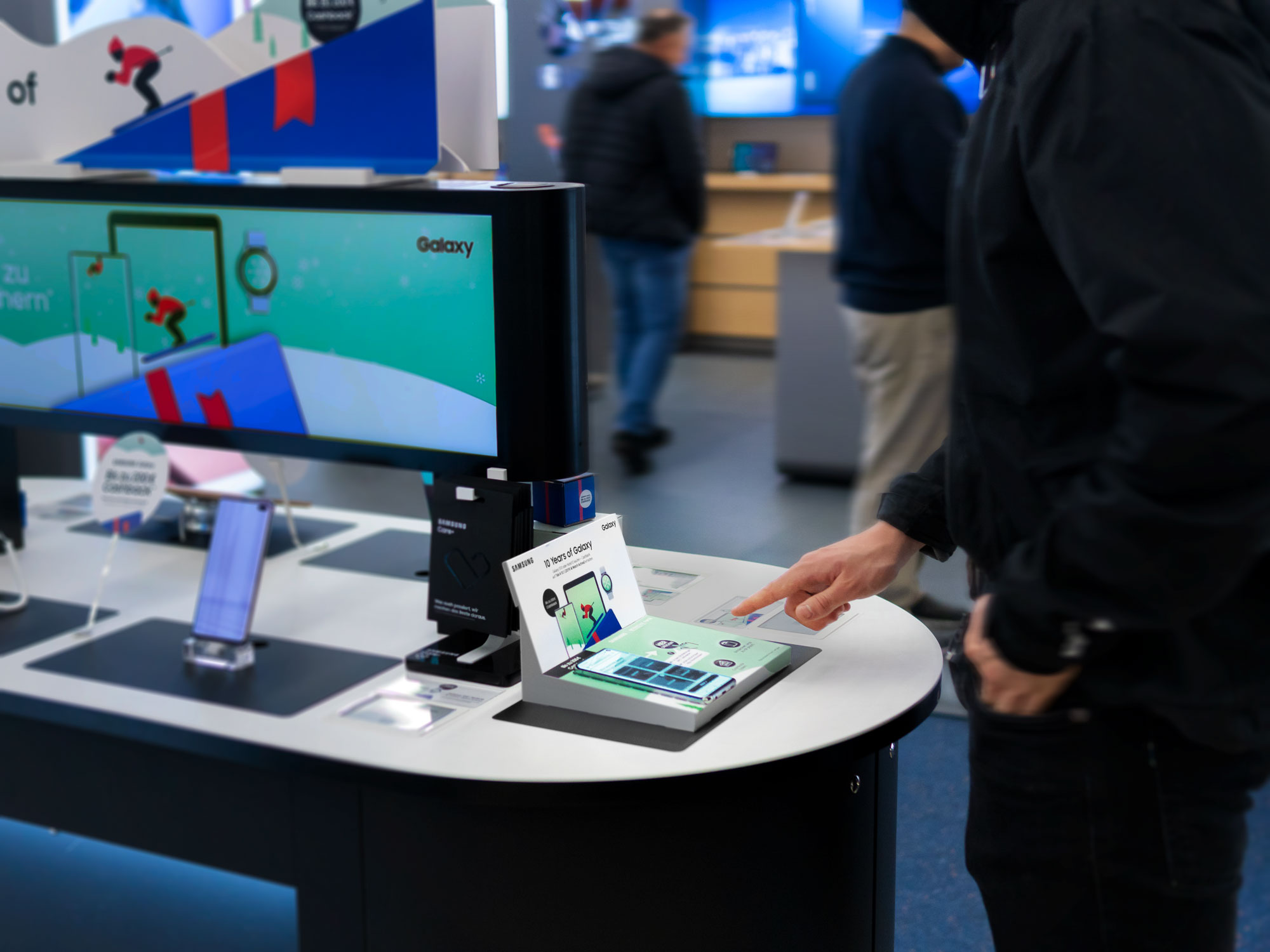 samsung successfully using print media combined with a digital component